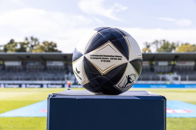 SV Stuttgarter Kickers vs. SSV Ulm 1846 Fußball, Fussball, Regionalliga, 1. Spieltag, GAZI-Stadion auf der Waldau Stuttgart 07.08.26 Spielball Regionalliga Südwest 2026-2027 für das Eröffnungsspiel SV Stuttgarter Kickers vs. SSV Ulm 1846 Fußball SV Stuttgarter Kickers vs. SSV Ulm 1846 Fußball, Fussball, Regionalliga, 1. Spieltag, GAZI-Stadion auf der Waldau Stuttgart 07.08.26 Foto: Lucca Fundel Stuttgart GAZI-Stadion auf der Waldau Baden-Württemberg Deutschland