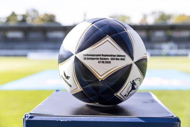 SV Stuttgarter Kickers vs. SSV Ulm 1846 Fußball, Fussball, Regionalliga, 1. Spieltag, GAZI-Stadion auf der Waldau Stuttgart 07.08.26 Spielball Regionalliga Südwest 2026-2027 für das Eröffnungsspiel SV Stuttgarter Kickers vs. SSV Ulm 1846 Fußball SV Stuttgarter Kickers vs. SSV Ulm 1846 Fußball, Fussball, Regionalliga, 1. Spieltag, GAZI-Stadion auf der Waldau Stuttgart 07.08.26 Foto: Lucca Fundel Stuttgart GAZI-Stadion auf der Waldau Baden-Württemberg Deutschland