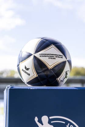SV Stuttgarter Kickers vs. SSV Ulm 1846 Fußball, Fussball, Regionalliga, 1. Spieltag, GAZI-Stadion auf der Waldau Stuttgart 07.08.26 Spielball Regionalliga Südwest 2026-2027 für das Eröffnungsspiel SV Stuttgarter Kickers vs. SSV Ulm 1846 Fußball SV Stuttgarter Kickers vs. SSV Ulm 1846 Fußball, Fussball, Regionalliga, 1. Spieltag, GAZI-Stadion auf der Waldau Stuttgart 07.08.26 Foto: Lucca Fundel Stuttgart GAZI-Stadion auf der Waldau Baden-Württemberg Deutschland
