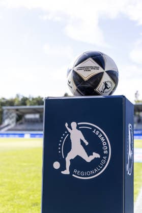 SV Stuttgarter Kickers vs. SSV Ulm 1846 Fußball, Fussball, Regionalliga, 1. Spieltag, GAZI-Stadion auf der Waldau Stuttgart 07.08.26 Spielball Regionalliga Südwest 2026-2027 für das Eröffnungsspiel SV Stuttgarter Kickers vs. SSV Ulm 1846 Fußball SV Stuttgarter Kickers vs. SSV Ulm 1846 Fußball, Fussball, Regionalliga, 1. Spieltag, GAZI-Stadion auf der Waldau Stuttgart 07.08.26 Foto: Lucca Fundel Stuttgart GAZI-Stadion auf der Waldau Baden-Württemberg Deutschland