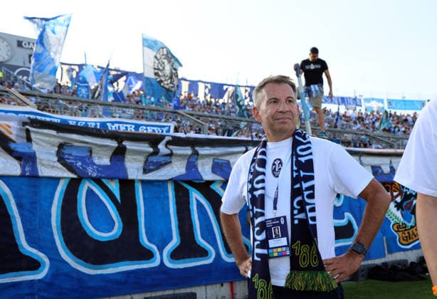 Fussball, Herren, Regionalliga Bayern, Saison 2026 2027, TSV 1860 München - FC Augsburg II, Grünwalder Stadion Gernot Mang, Präsident (TSV 1860 München) stehend vor dem Spiel vor der Westkurve, Ultras