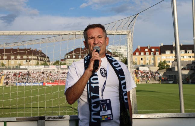 Fussball, Herren, Regionalliga Bayern, Saison 2026 2027, TSV 1860 München - FC Augsburg II, Grünwalder Stadion Gernot Mang, Präsident (TSV 1860 München) stehend vor dem Spiel vor der Westkurve, Ultras, hier spricht er zu den Fans