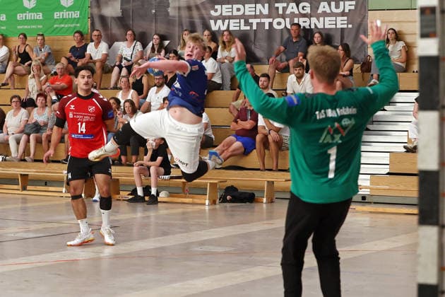 07.08.2026, xovx, Handball Lindencup, TuS Holzheim - HSG Pohlheim v.l. Atakan Bulut (TuS Holzheim), Fabian Neul (HSG Pohlheim), Ben Fischer (TuS Holzheim) Linden Stadthalle Hessen Deutschland (DE)