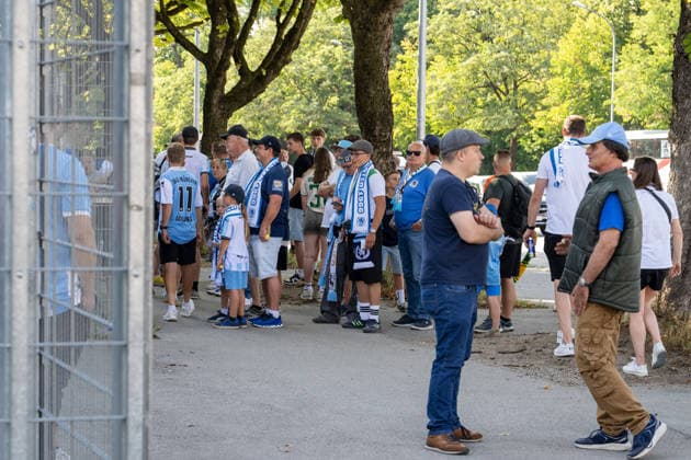 Fans warten auf die Öffnung der Tore, TSV 1860 von Muenchen vs. FC Augsburg II, Fussball, Regionalliga Bayern, 3. Spieltag, 07.08.2026 DFB regulations prohibit any use of photographs as image sequences and or quasi-video Muenchen Bayern Deutschland