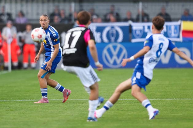 07.08.2026, Fussball, Herren, Regionalliga Nord, 02. Spieltag, BSV Kickers Emden - Hamburger SV II Matti Tjaden (blau 11 BSV Kickers Emden) im Zweikampf mit Dorian Migalic (17 Hamburger SV II)