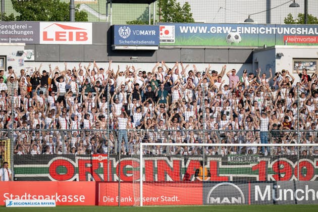 Fans vom FC Augsburg II, TSV 1860 von Muenchen vs. FC Augsburg II, Fussball, Regionalliga Bayern, 3. Spieltag, 07.08.2026 DFB regulations prohibit any use of photographs as image sequences and or quasi-video Muenchen Bayern Deutschland