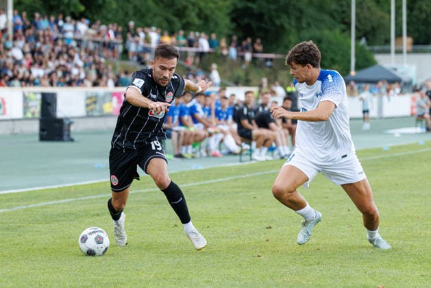 Furkan Kircicek (19, TSV Landsberg) und Jordi Wegmann (19, FV Illertissen 1921) beim Spiel zwischen TSV Landsberg v FV Illertissen 1921, Fussball, Herren, Regionalliga Bayern, 2026 2027, 3.Spieltag am 07.08.2026 in Landsberg am Lech, Sportpark. Bayern Deutschland