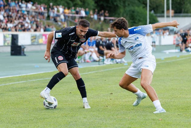 Furkan Kircicek (19, TSV Landsberg) und Jordi Wegmann (19, FV Illertissen 1921) beim Spiel zwischen TSV Landsberg v FV Illertissen 1921, Fussball, Herren, Regionalliga Bayern, 2026 2027, 3.Spieltag am 07.08.2026 in Landsberg am Lech, Sportpark. Bayern Deutschland