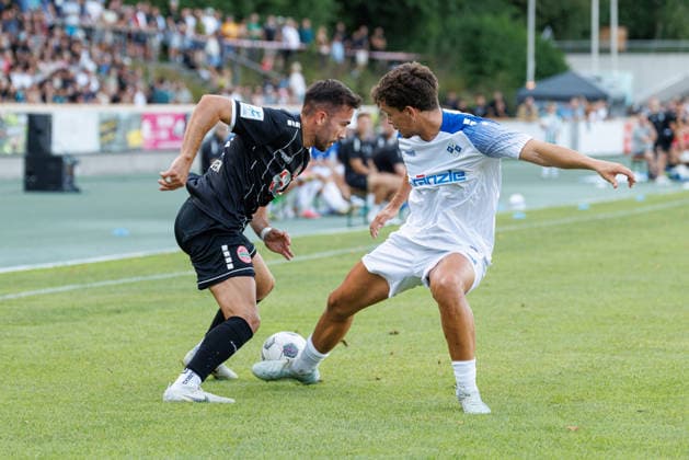 Furkan Kircicek (19, TSV Landsberg) und Jordi Wegmann (19, FV Illertissen 1921) beim Spiel zwischen TSV Landsberg v FV Illertissen 1921, Fussball, Herren, Regionalliga Bayern, 2026 2027, 3.Spieltag am 07.08.2026 in Landsberg am Lech, Sportpark. Bayern Deutschland