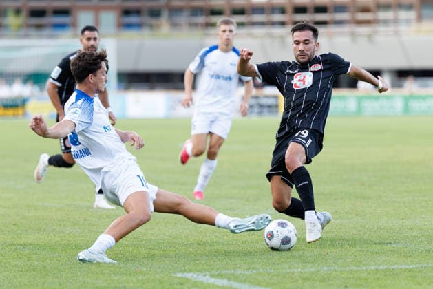 Furkan Kircicek (19, TSV Landsberg) und Jordi Wegmann (19, FV Illertissen 1921) beim Spiel zwischen TSV Landsberg v FV Illertissen 1921, Fussball, Herren, Regionalliga Bayern, 2026 2027, 3.Spieltag am 07.08.2026 in Landsberg am Lech, Sportpark. Bayern Deutschland