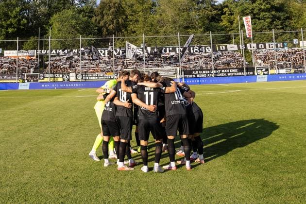 SV Stuttgarter Kickers vs. SSV Ulm 1846 Fußball, Fussball, Regionalliga, 1. Spieltag, GAZI-Stadion auf der Waldau Stuttgart 07.08.26 Team Teamkreis Mannschaft Mannschaftskreis SSV Ulm 1846 Fußball SV Stuttgarter Kickers vs. SSV Ulm 1846 Fußball, Fussball, Regionalliga, 1. Spieltag, GAZI-Stadion auf der Waldau Stuttgart 07.08.26 Foto: Lucca Fundel Stuttgart GAZI-Stadion auf der Waldau Baden-Württemberg Deutschland