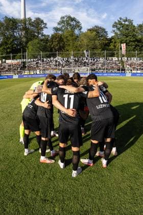 SV Stuttgarter Kickers vs. SSV Ulm 1846 Fußball, Fussball, Regionalliga, 1. Spieltag, GAZI-Stadion auf der Waldau Stuttgart 07.08.26 Team Teamkreis Mannschaft Mannschaftskreis SSV Ulm 1846 Fußball SV Stuttgarter Kickers vs. SSV Ulm 1846 Fußball, Fussball, Regionalliga, 1. Spieltag, GAZI-Stadion auf der Waldau Stuttgart 07.08.26 Foto: Lucca Fundel Stuttgart GAZI-Stadion auf der Waldau Baden-Württemberg Deutschland