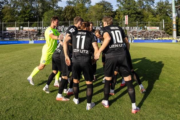 SV Stuttgarter Kickers vs. SSV Ulm 1846 Fußball, Fussball, Regionalliga, 1. Spieltag, GAZI-Stadion auf der Waldau Stuttgart 07.08.26 Team Teamkreis Mannschaft Mannschaftskreis SSV Ulm 1846 Fußball SV Stuttgarter Kickers vs. SSV Ulm 1846 Fußball, Fussball, Regionalliga, 1. Spieltag, GAZI-Stadion auf der Waldau Stuttgart 07.08.26 Foto: Lucca Fundel Stuttgart GAZI-Stadion auf der Waldau Baden-Württemberg Deutschland