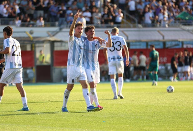 Fussball, Herren, Regionalliga Bayern, Saison 2026 2027, TSV 1860 München - FC Augsburg II, Grünwalder Stadion Jubel vom Vorbereiter zum 2:0 durch Niederlchner hier Emre Erdogan (TSV 1860 München) (li.) mit Lance Fiedler (TSV 1860 München) (re.) beim Jubeln, Torjubel