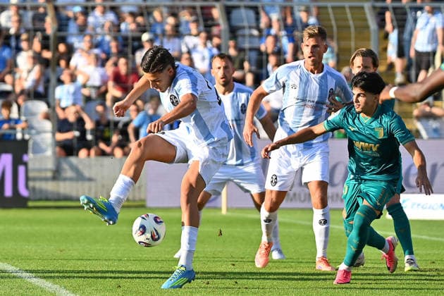 Torchance Loris HUSIC (TSV 1860 Muenchen) mit der Hacke.Aktion.Strafraumszene. Fussball Regionalliga Bayern Saison 2026 2027,26 27 3.Spieltag TSV 1860 Muenchen - FC Augsburg II am 07.08.2026 in Muenchen GRUENWALDER STADION.