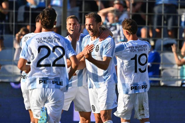 Kollektiver Torjubel um Michael EBERWEIN (1860 Muenchen) nach Tor zum 1-0, Jubel,Freude,Begeisterung,Aktion. Fussball Regionalliga Bayern Saison 2026 2027,26 27 3.Spieltag TSV 1860 Muenchen - FC Augsburg II am 07.08.2026 in Muenchen GRUENWALDER STADION.