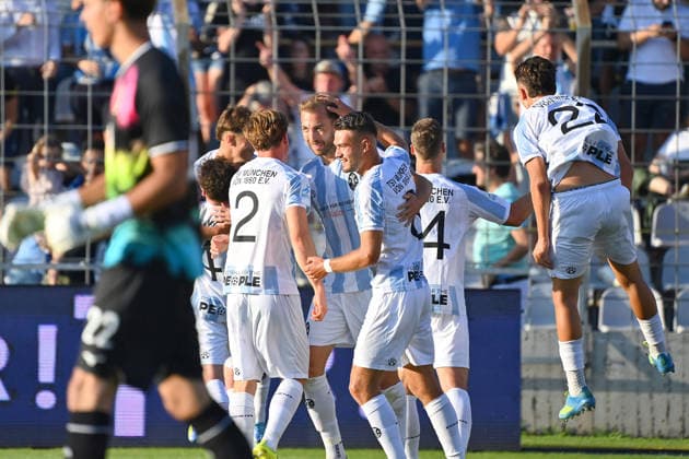 Kollektiver Torjubel um Michael EBERWEIN (1860 Muenchen) nach Tor zum 1-0, Jubel,Freude,Begeisterung,Aktion. Fussball Regionalliga Bayern Saison 2026 2027,26 27 3.Spieltag TSV 1860 Muenchen - FC Augsburg II am 07.08.2026 in Muenchen GRUENWALDER STADION.