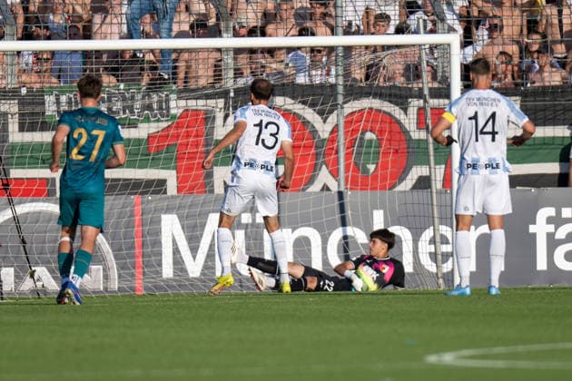 Toom Heinz Wisbreit 22 (FC Augsburg II) springt beim Elfmeter in die falsche Richtung, Tor, TSV 1860 von Muenchen vs. FC Augsburg II, Fussball, Regionalliga Bayern, 3. Spieltag, 07.08.2026 DFB regulations prohibit any use of photographs as image sequences and or quasi-video Muenchen Bayern Deutschland