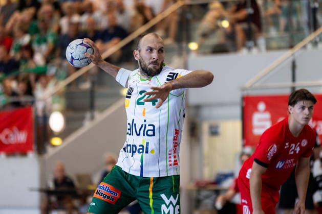Marcel SCHILLER (FRISCH AUF! Goeppingen, 24) schießt schiesst einen Siebenmeter, erzielt ein Tor, Aktion, Torwurf GER, FRISCH AUF! Goeppingen vs. TSV Neuhausen Filder, Handball, Vorbereitung, Turnier, S-Cup Altensteig, Viertelfinale, Spielzeit 2026 2027, 07.08.2026, GER, FRISCH AUF! Goeppingen vs. TSV Neuhausen Filder, Handball, Vorbereitung, Turnier, S-Cup Altensteig, Viertelfinale, Spielzeit 2026 2027, 07.08.2026, Altensteig Copyright: xEibnerxPressefoto OliverxSchmidtx EP_OST
