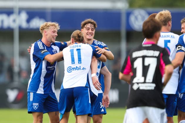 07.08.2026, Fussball, Herren, Regionalliga Nord, 02. Spieltag, BSV Kickers Emden - Hamburger SV II Torjubel zum 2:0 durch Theo Schröder (blau 9 BSV Kickers Emden)