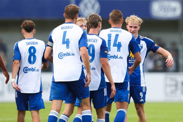 07.08.2026, Fussball, Herren, Regionalliga Nord, 02. Spieltag, BSV Kickers Emden - Hamburger SV II Torjubel zum 2:0 durch Theo Schröder (blau 9 BSV Kickers Emden)