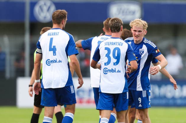 07.08.2026, Fussball, Herren, Regionalliga Nord, 02. Spieltag, BSV Kickers Emden - Hamburger SV II Torjubel zum 2:0 durch Theo Schröder (blau 9 BSV Kickers Emden)