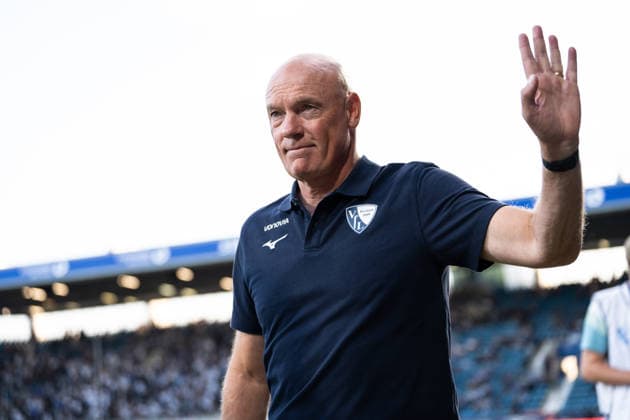 07.08.2026, GER Deutschland, Fussball, Saison 2026 2027, 2. Bundesliga, 1. Spieltag: VfL Bochum vs Hertha BSC Berlin Uwe Rösler (Chef-Trainer, VfL Bochum) im auf dem Weg zum Interview, winkt den Fans zu Bochum Vonovia Ruhrstadion Nordrhein Westfalen Deutschland Copyright: xnordphotoxGmbHx xSchulzex