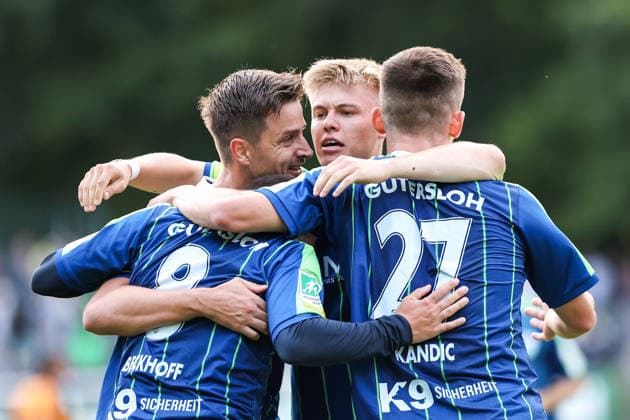 2026.08.07, xkwix, Fußball, Regionalliga West, FC Gütersloh - VfL Bochum II, Heidewaldstadion, 2.Spieltag, Saison 2026 2027: Tor zum 1:0 durch Patrik Twardzik (FC Gütersloh 18) jubel mit Aleksandar Kandic (FC Gütersloh 27) und Erik Lanfer (FC Gütersloh 28) DFB regulations prohibit any use of photographs as image sequences and or quasi-video. Photo: xKamilxWilkowskixPressefotoKochx Nordrhein-Westfalen Deutschland