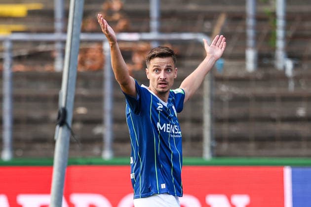 2026.08.07, xkwix, Fußball, Regionalliga West, FC Gütersloh - VfL Bochum II, Heidewaldstadion, 2.Spieltag, Saison 2026 2027: Patrik Twardzik (FC Gütersloh 18) mit geste am Spielfeldrand DFB regulations prohibit any use of photographs as image sequences and or quasi-video. Photo: xKamilxWilkowskixPressefotoKochx Nordrhein-Westfalen Deutschland