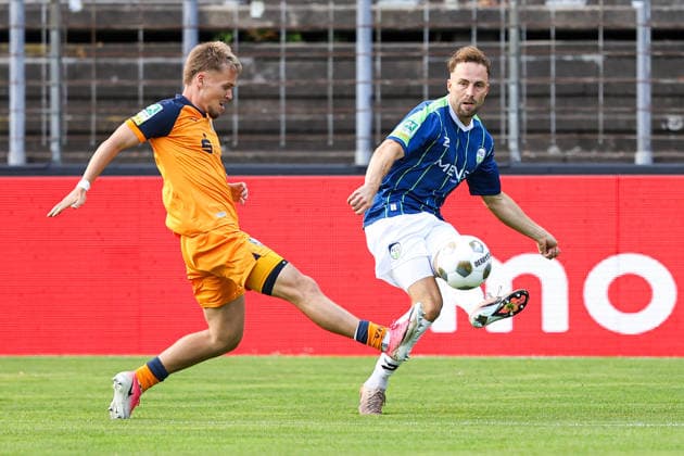 2026.08.07, xkwix, Fußball, Regionalliga West, FC Gütersloh - VfL Bochum II, Heidewaldstadion, 2.Spieltag, Saison 2026 2027: Julius Langfeld (FC Gütersloh 10) im Zweikampf gegen Lars Holtkamp (VfL Bochum II 6) DFB regulations prohibit any use of photographs as image sequences and or quasi-video. Photo: xKamilxWilkowskixPressefotoKochx Nordrhein-Westfalen Deutschland