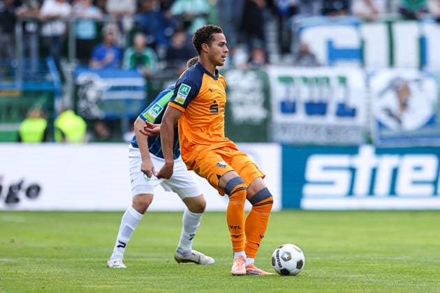 2026.08.07, xkwix, Fußball, Regionalliga West, FC Gütersloh - VfL Bochum II, Heidewaldstadion, 2.Spieltag, Saison 2026 2027: Jonathan Akaegbobi (VfL Bochum II 24) im Zweikampf gegen Björn Rother (FC Gütersloh 6) DFB regulations prohibit any use of photographs as image sequences and or quasi-video. Photo: xKamilxWilkowskixPressefotoKochx Nordrhein-Westfalen Deutschland