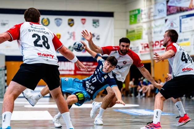 07.08.2026, xdobgx, Handball Heide-Cup 2026, HSV Hamburg - HOJ Elite v.l. Jonathan Svensson (HoJ Elite, 28), Alem Hdzic (Handball Verein Hamburg, 77) am Ball, plays the ball, Thomas Solstad (HoJ Elite, 44) Schneverdingen