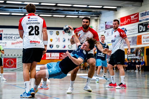 07.08.2026, xdobgx, Handball Heide-Cup 2026, HSV Hamburg - HOJ Elite v.l. Jonathan Svensson (HoJ Elite, 28), Jan Christian Schmidt (Handball Verein Hamburg, 42) beim Wurf, in action, throwing, Kassem Awed (HoJ Elite, 22) Schneverdingen