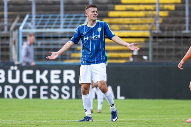 2026.08.07, xkwix, Fußball, Regionalliga West, FC Gütersloh - VfL Bochum II, Heidewaldstadion, 2.Spieltag, Saison 2026 2027: Aleksandar Kandic (FC Gütersloh 27) streckt die Arme aus DFB regulations prohibit any use of photographs as image sequences and or quasi-video. Photo: xKamilxWilkowskixPressefotoKochx Nordrhein-Westfalen Deutschland