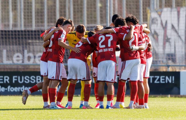 07.08.2026 - Fussball - Saison 2026 2027 - Regionalliga Bayern - 03. Spieltag: 1. FC Nürnberg FCN II ( Club ) - TSV Buchbach - DaMa - xdaxmax - Mannschaft Team des FCN mit Kreis vor Spielbeginn