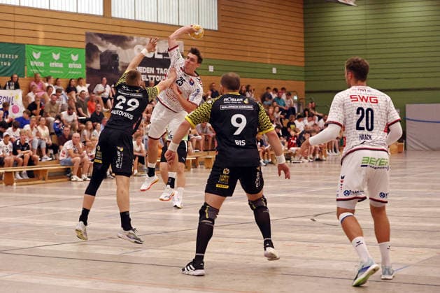 07.08.2026, xovx, Handball Lindencup, TV Hüttenberg - HSC 2000 Coburg v.l. Leonards Valkovskis (HSC Coburg), Torsten Anselm (TV Hüttenberg), Bartlomiej Bis (HSC Coburg), Leif Haack (TV Hüttenberg) Linden Stadthalle Hessen Deutschland (DE)