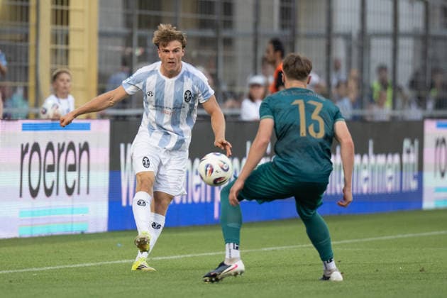Julian Bell 2 (TSV 1860 Muenchen), Felix Guha 13 (FC Augsburg II), TSV 1860 von Muenchen vs. FC Augsburg II, Fussball, Regionalliga Bayern, 3. Spieltag, 07.08.2026 DFB regulations prohibit any use of photographs as image sequences and or quasi-video Muenchen Bayern Deutschland