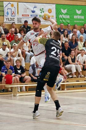 07.08.2026, xovx, Handball Lindencup, TV Hüttenberg - HSC 2000 Coburg v.l. David Kuntscher (TV Hüttenberg), Leonards Valkovskis (HSC Coburg) Linden Stadthalle Hessen Deutschland (DE)