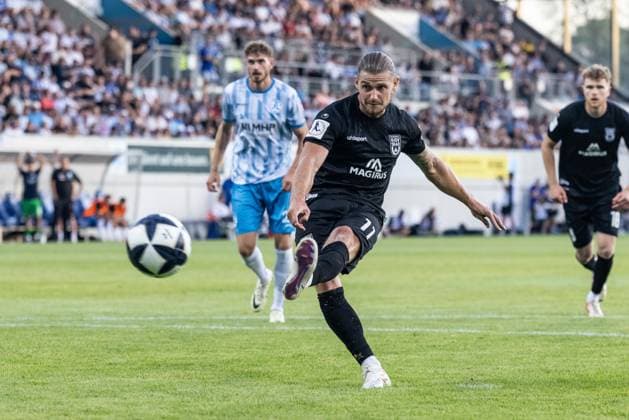 SV Stuttgarter Kickers vs. SSV Ulm 1846 Fußball, Fussball, Regionalliga, 1. Spieltag, GAZI-Stadion auf der Waldau Stuttgart 07.08.26 Elfmeter Torjubel Jubel Freude nach Treffer Tor Torschuss zum 0:1 durch Dennis Chessa (SSV Ulm 1846 Fußball, 11) SV Stuttgarter Kickers vs. SSV Ulm 1846 Fußball, Fussball, Regionalliga, 1. Spieltag, GAZI-Stadion auf der Waldau Stuttgart 07.08.26 Foto: Lucca Fundel Stuttgart GAZI-Stadion auf der Waldau Baden-Württemberg Deutschland