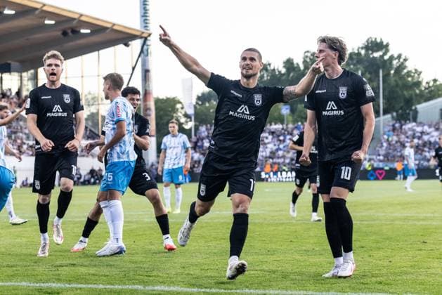 SV Stuttgarter Kickers vs. SSV Ulm 1846 Fußball, Fussball, Regionalliga, 1. Spieltag, GAZI-Stadion auf der Waldau Stuttgart 07.08.26 Elfmeter Torjubel Jubel Freude nach Treffer Tor Torschuss zum 0:1 durch Dennis Chessa (SSV Ulm 1846 Fußball, 11). v.l. Steffen Meuer (SSV Ulm 1846 Fußball, 18), Dennis Chessa (SSV Ulm 1846 Fußball, 11), Oliver Wähling (SSV Ulm 1846 Fußball, 10) SV Stuttgarter Kickers vs. SSV Ulm 1846 Fußball, Fussball, Regionalliga, 1. Spieltag, GAZI-Stadion auf der Waldau Stuttgart 07.08.26 Foto: Lucca Fundel Stuttgart GAZI-Stadion auf der Waldau Baden-Württemberg Deutschland