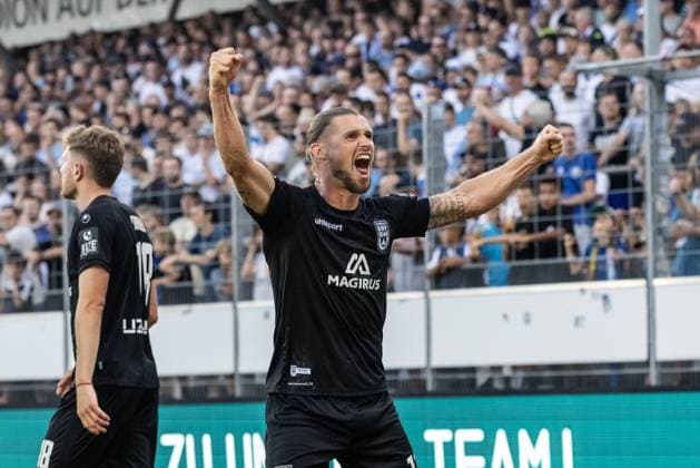 SV Stuttgarter Kickers vs. SSV Ulm 1846 Fußball, Fussball, Regionalliga, 1. Spieltag, GAZI-Stadion auf der Waldau Stuttgart 07.08.26 Elfmeter Torjubel Jubel Freude nach Treffer Tor Torschuss zum 0:1 durch Dennis Chessa (SSV Ulm 1846 Fußball, 11). v.l. Steffen Meuer (SSV Ulm 1846 Fußball, 18), Dennis Chessa (SSV Ulm 1846 Fußball, 11), Oliver Wähling (SSV Ulm 1846 Fußball, 10) SV Stuttgarter Kickers vs. SSV Ulm 1846 Fußball, Fussball, Regionalliga, 1. Spieltag, GAZI-Stadion auf der Waldau Stuttgart 07.08.26 Foto: Lucca Fundel Stuttgart GAZI-Stadion auf der Waldau Baden-Württemberg Deutschland
