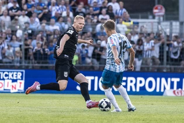 SV Stuttgarter Kickers vs. SSV Ulm 1846 Fußball, Fussball, Regionalliga, 1. Spieltag, GAZI-Stadion auf der Waldau Stuttgart 07.08.26 v.l. Leon Müller (SSV Ulm 1846 Fußball, 17), Nico Blank (SV Stuttgarter Kickers, 15) SV Stuttgarter Kickers vs. SSV Ulm 1846 Fußball, Fussball, Regionalliga, 1. Spieltag, GAZI-Stadion auf der Waldau Stuttgart 07.08.26 Foto: Lucca Fundel Stuttgart GAZI-Stadion auf der Waldau Baden-Württemberg Deutschland