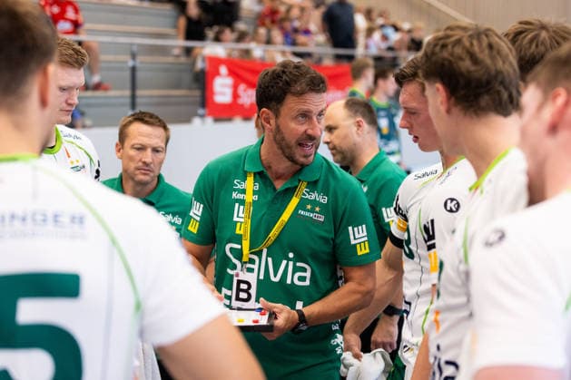 Ben MATSCHKE (FRISCH AUF! Goeppingen, Trainer) gibt Anweisungen in der Auszeit, Time-out GER, FRISCH AUF! Goeppingen vs. TSV Neuhausen Filder, Handball, Vorbereitung, Turnier, S-Cup Altensteig, Viertelfinale, Spielzeit 2026 2027, 07.08.2026, GER, FRISCH AUF! Goeppingen vs. TSV Neuhausen Filder, Handball, Vorbereitung, Turnier, S-Cup Altensteig, Viertelfinale, Spielzeit 2026 2027, 07.08.2026, Altensteig Copyright: xEibnerxPressefoto OliverxSchmidtx EP_OST