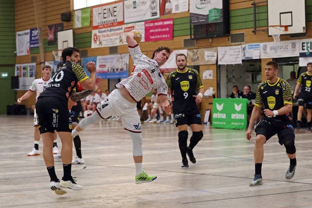 07.08.2026, xovx, Handball Lindencup, TV Hüttenberg - HSC 2000 Coburg v.l. Savvas Savvas (HSC Coburg), David Sehnke (TV Hüttenberg), Bartlomiej Bis (HSC Coburg), Leonards Valkovskis (HSC Coburg) Linden Stadthalle Hessen Deutschland (DE)
