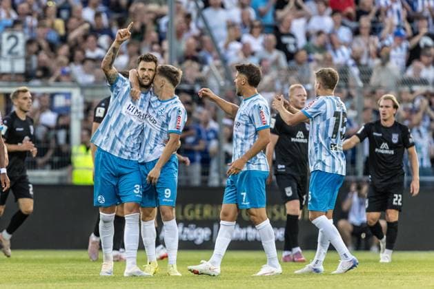 SV Stuttgarter Kickers vs. SSV Ulm 1846 Fußball, Fussball, Regionalliga, 1. Spieltag, GAZI-Stadion auf der Waldau Stuttgart 07.08.26 Torjubel Jubel Freude nach Treffer Tor Torschuss zum 1:1 durch Dejan Bozic (Stuttgarter Kickers, 33), Sebastian Müller (SV Stuttgarter Kickers, 09), Yannick Glessing (SV Stuttgarter Kickers, 07), Nico Blank (SV Stuttgarter Kickers, 15) SV Stuttgarter Kickers vs. SSV Ulm 1846 Fußball, Fussball, Regionalliga, 1. Spieltag, GAZI-Stadion auf der Waldau Stuttgart 07.08.26 Foto: Lucca Fundel Stuttgart GAZI-Stadion auf der Waldau Baden-Württemberg Deutschland