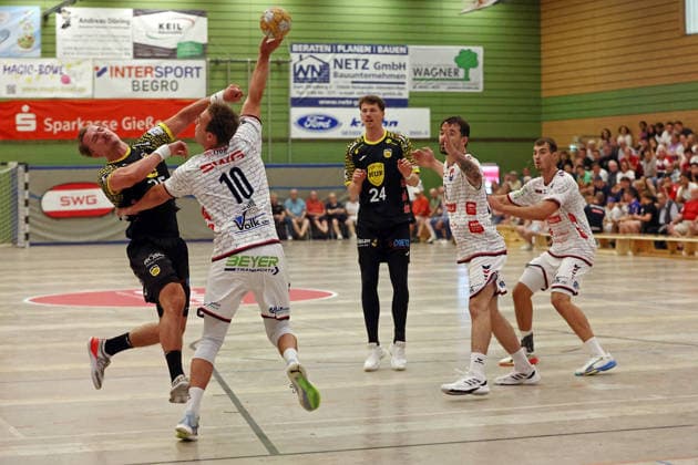 07.08.2026, xovx, Handball Lindencup, TV Hüttenberg - HSC 2000 Coburg v.l. Jakob Knauer (HSC Coburg), Paul Ohl (TV Hüttenberg), Sven Wesseling (HSC Coburg), Vit Reichl (TV Hüttenberg), Danil Dyatlov (TV Hüttenberg) Linden Stadthalle Hessen Deutschland (DE)