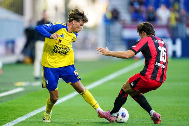 2026-08-07 SC Cambuur v Excelsior LEEUWARDEN, NETHERLANDS - AUGUST 7: Iwan Henstra of SC Cambuur, Simon Janssen of Excelsior Rotterdam during the VriendenLoterij Eredivisie match between SC Cambuur and Excelsior at Kooi Stadion on August 7, 2026 in Leeuwarden, Netherlands. Leeuwarden Kooi Stadion Netherlands Content not available for redistribution in The Netherlands directly or indirectly through any third parties. Copyright: xAndrexWeeningx