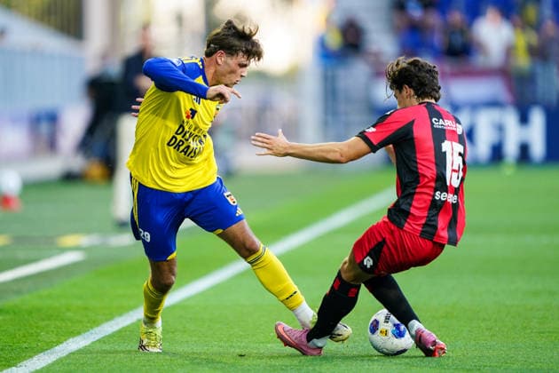2026-08-07 SC Cambuur v Excelsior LEEUWARDEN, NETHERLANDS - AUGUST 7: Iwan Henstra of SC Cambuur, Simon Janssen of Excelsior Rotterdam during the VriendenLoterij Eredivisie match between SC Cambuur and Excelsior at Kooi Stadion on August 7, 2026 in Leeuwarden, Netherlands. Leeuwarden Kooi Stadion Netherlands Content not available for redistribution in The Netherlands directly or indirectly through any third parties. Copyright: xAndrexWeeningx
