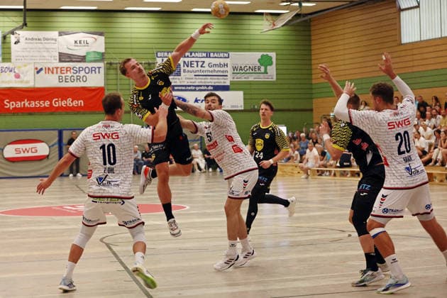 07.08.2026, xovx, Handball Lindencup, TV Hüttenberg - HSC 2000 Coburg v.l. Paul Ohl (TV Hüttenberg), Jakob Knauer (HSC Coburg), Hendrik Schreiber (TV Hüttenberg), Sven Wesseling (HSC Coburg), Leonards Valkovskis (HSC Coburg), Leif Haack (TV Hüttenberg). Linden Stadthalle Hessen Deutschland (DE)