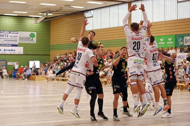 07.08.2026, xovx, Handball Lindencup, TV Hüttenberg - HSC 2000 Coburg v.l. Paul Ohl (TV Hüttenberg), Sven Wesseling (HSC Coburg), Nils Röller (HSC Coburg), Leonards Valkovskis (HSC Coburg), Leif Haack (TV Hüttenberg), Danil Dyatlov (TV Hüttenberg), Jesper Schartl (HSC Coburg) Linden Stadthalle Hessen Deutschland (DE)